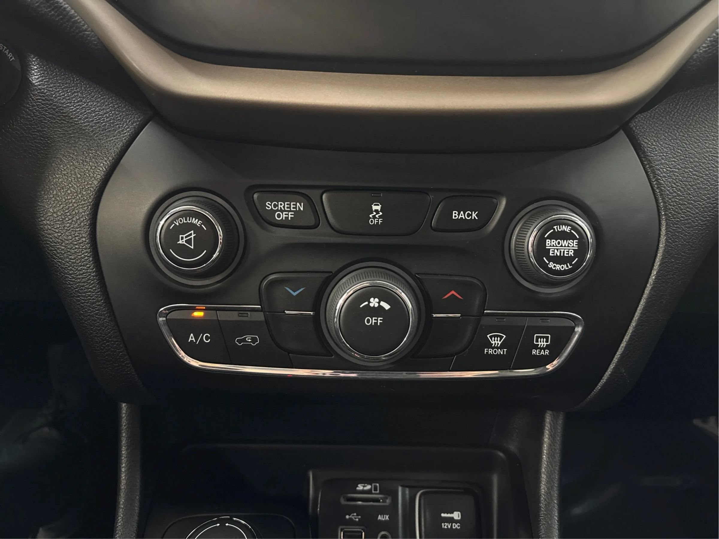 Used 2017 Jeep Cherokee Latitude AWD/4WD image 35