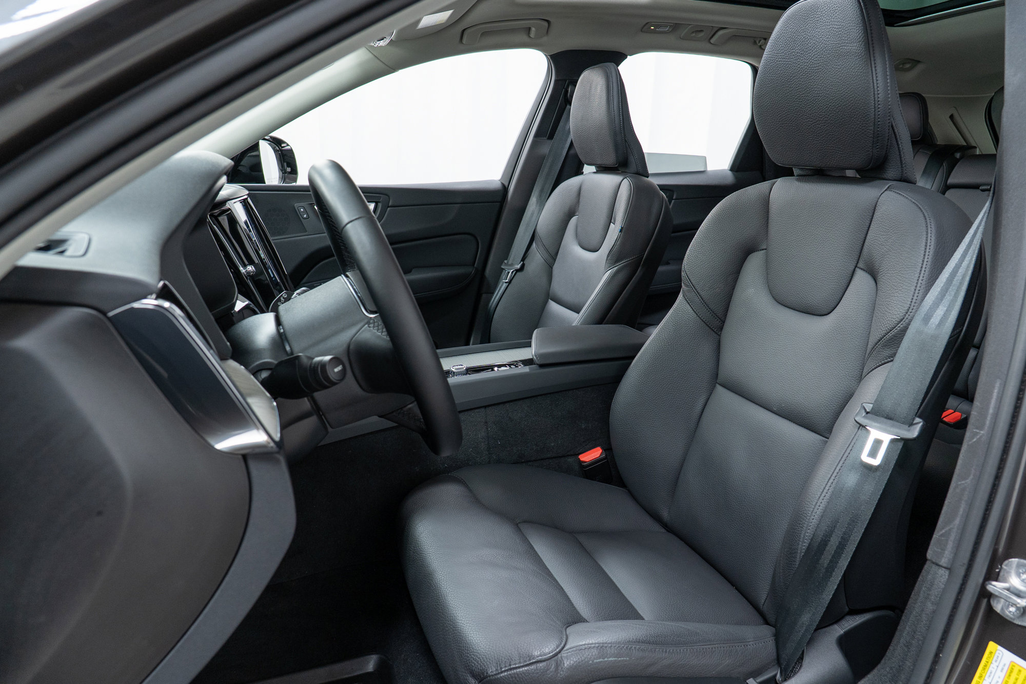 Used 2025 Volvo XC60 T8 Plus w/ Climate Package image 13