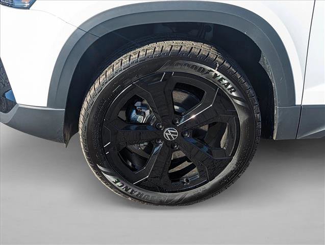 New 2025 Volkswagen Taos SE image 10