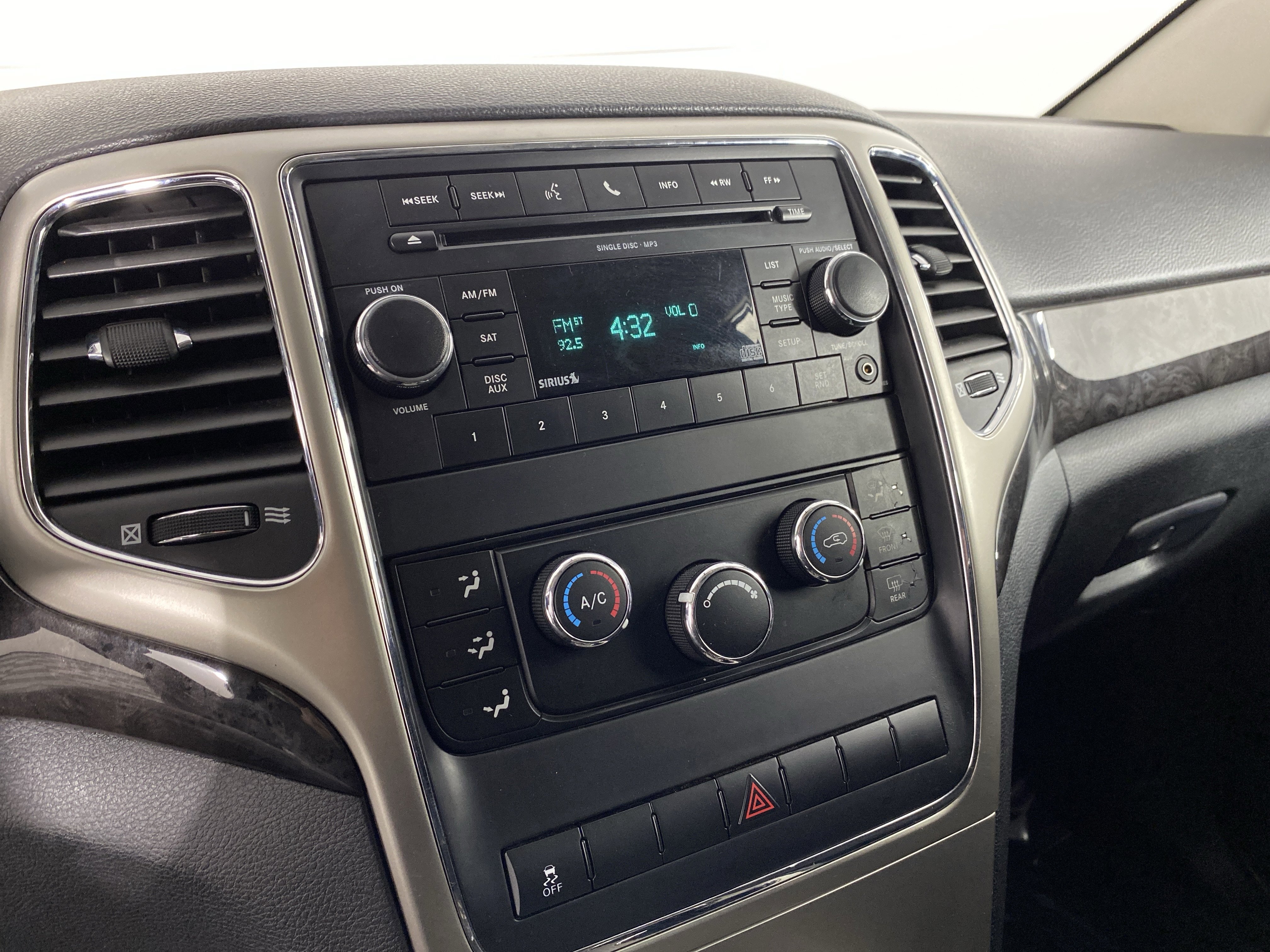 Used 2011 Jeep Grand Cherokee Laredo AWD/4WD image 24