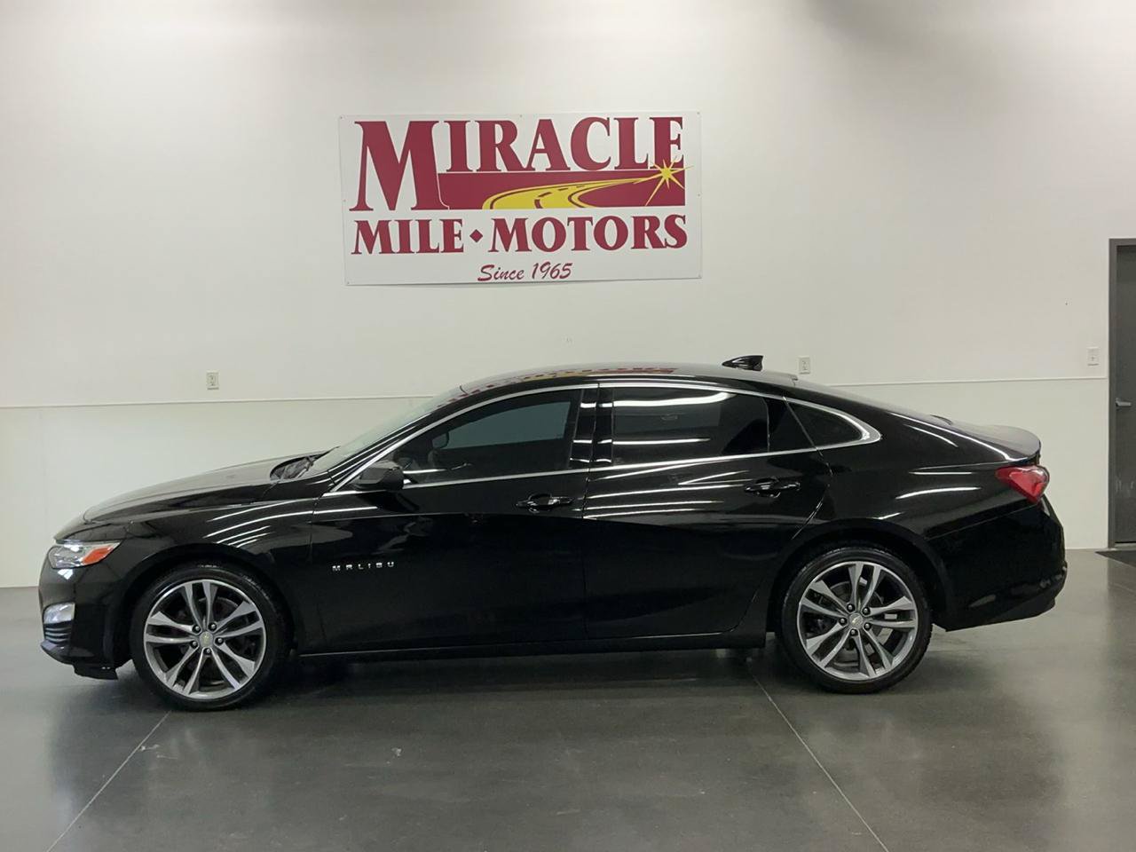 Used 2023 Chevrolet Malibu LT FWD image 2