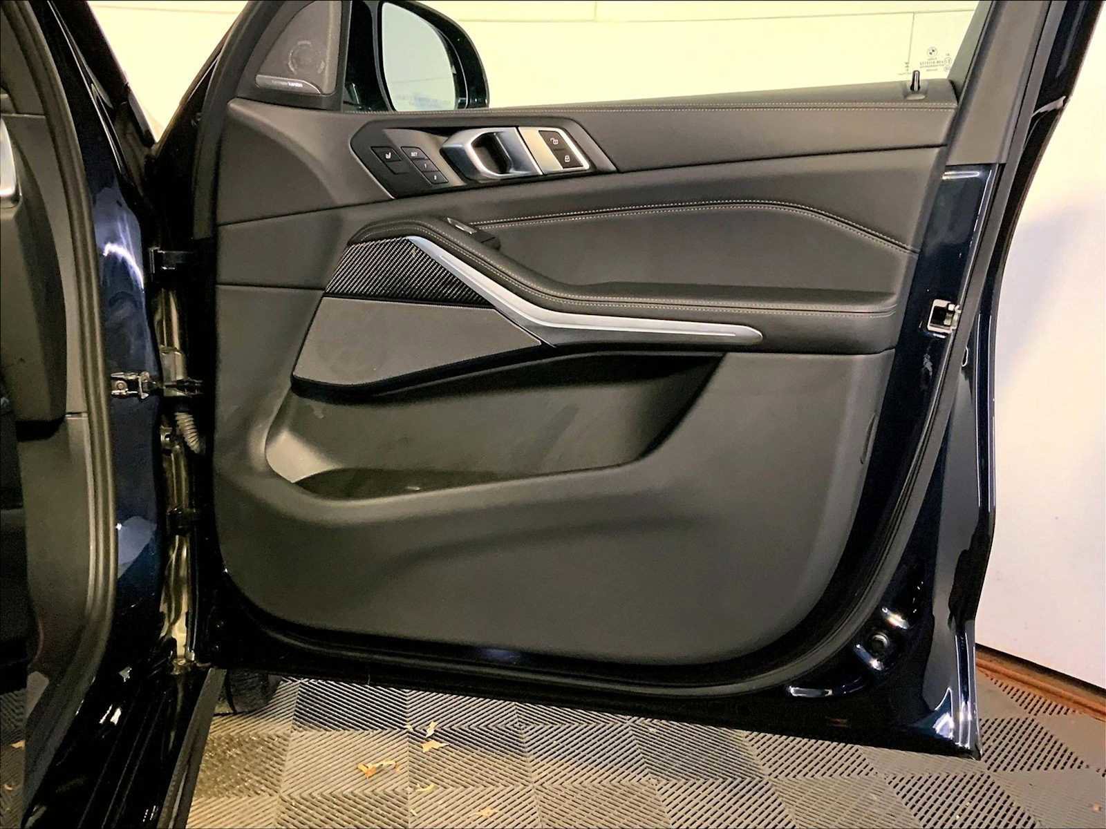 Used 2024 BMW X7 M60i w/ Executive Package image 26