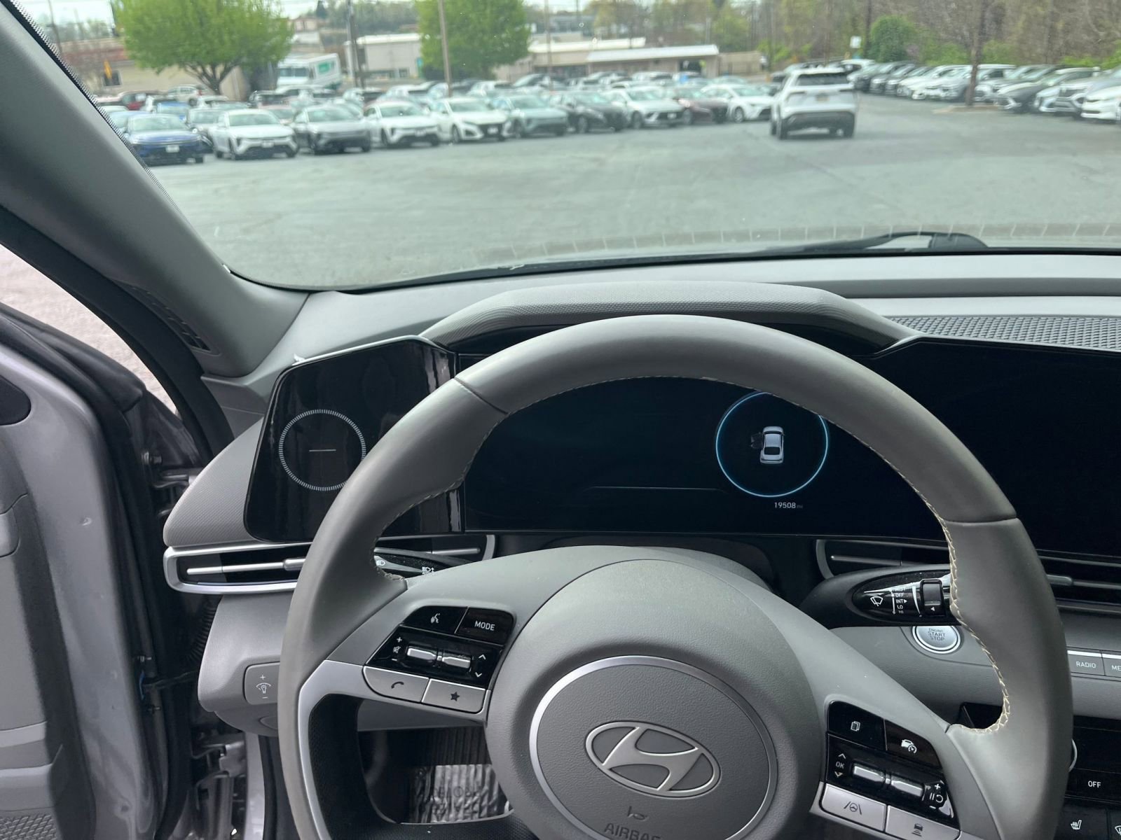 Used 2025 Hyundai Elantra SEL image 31