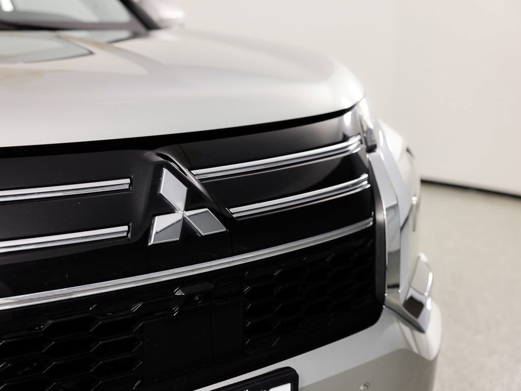 Used 2025 Mitsubishi Outlander SE image 4