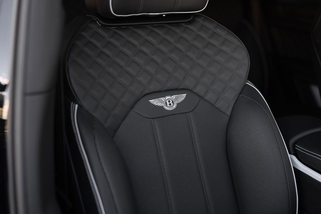Used 2025 Bentley Bentayga AWD/4WD image 36