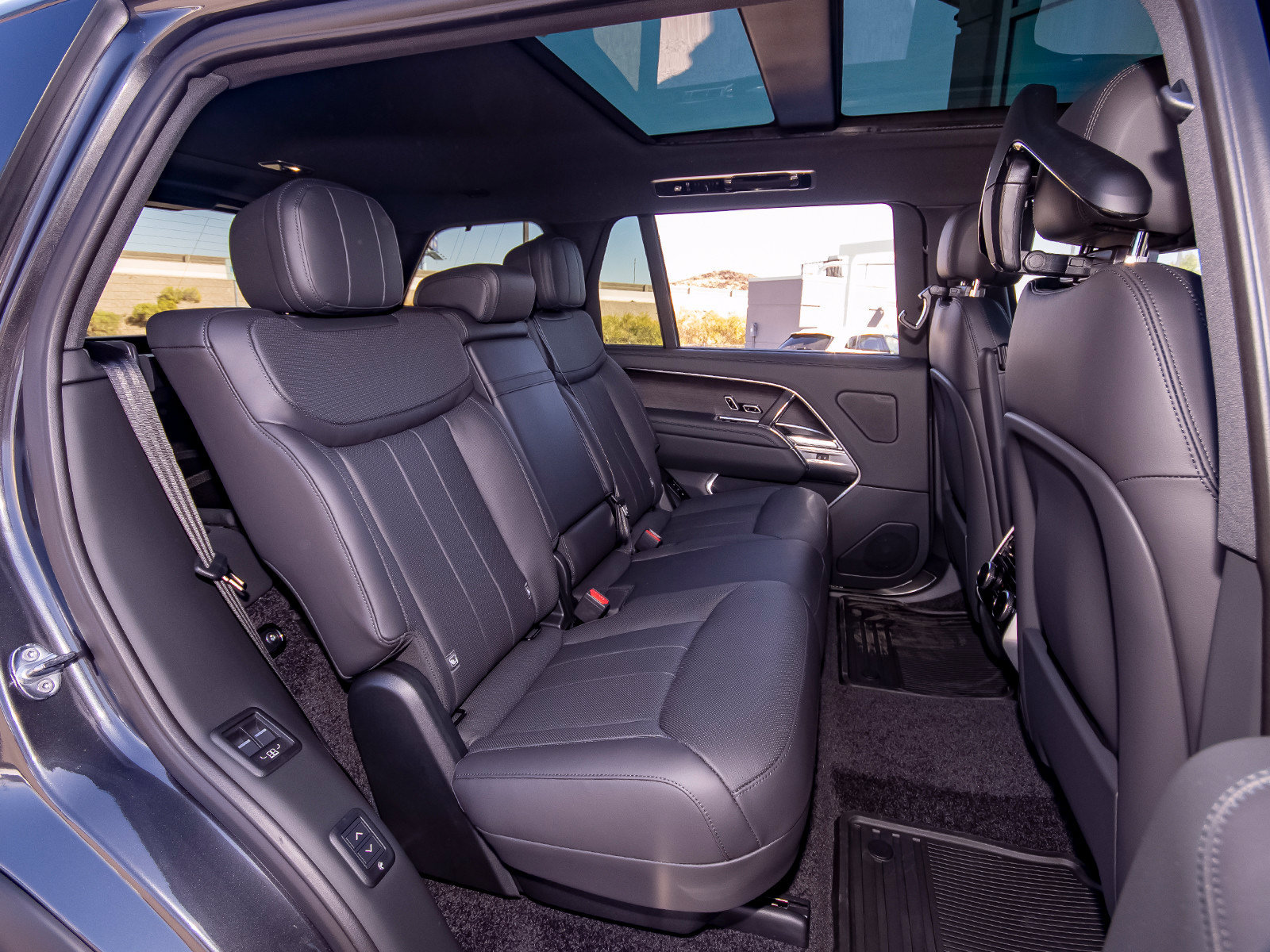 New 2027 Land Rover Range Rover Long Wheelbase SE AWD/4WD image 48