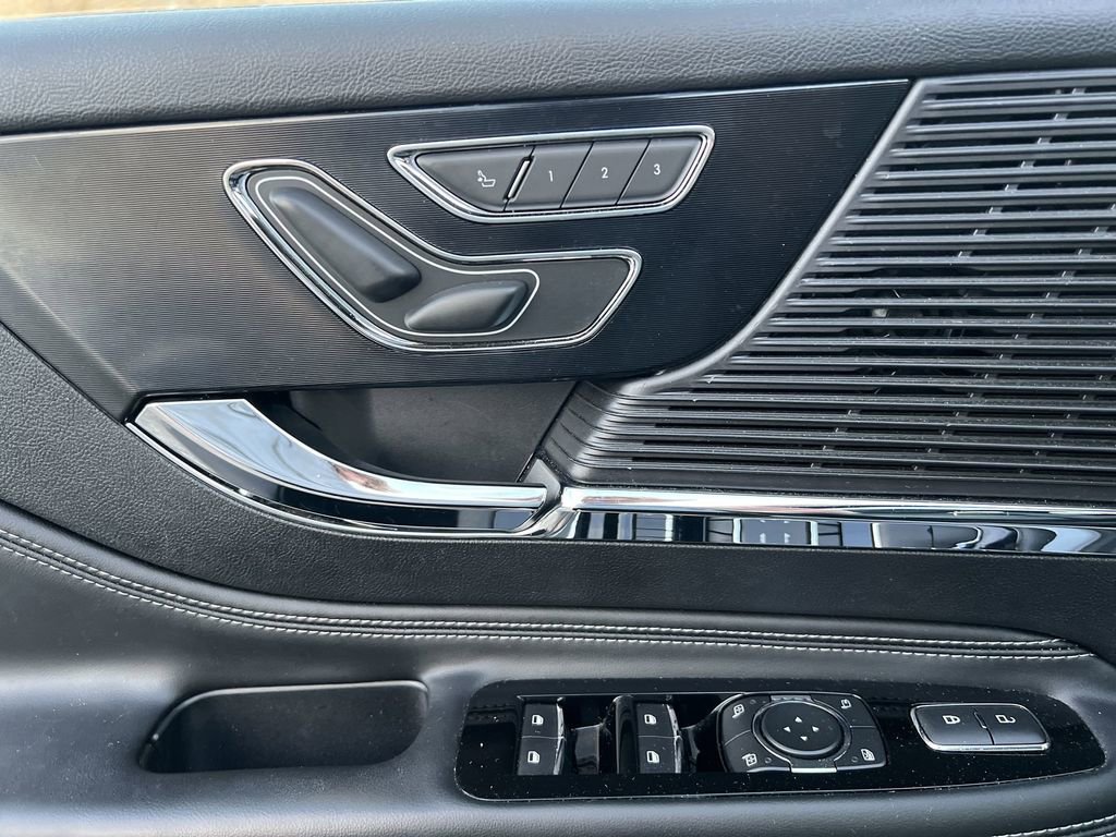 Used 2022 Lincoln Corsair AWD w/ Premium Package image 14