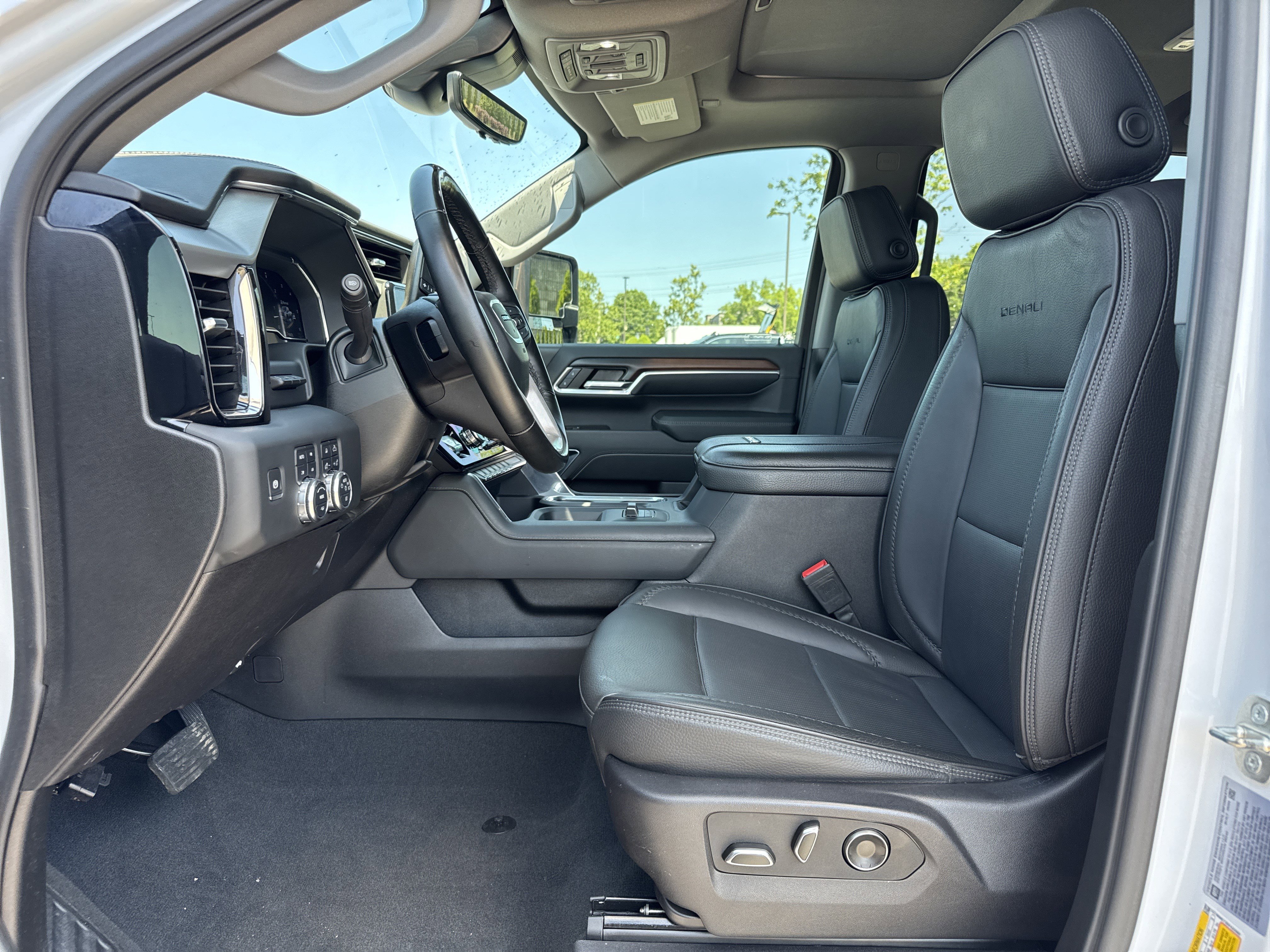 Used 2024 GMC Sierra 3500 Denali w/ Denali Reserve Package AWD/4WD image 16