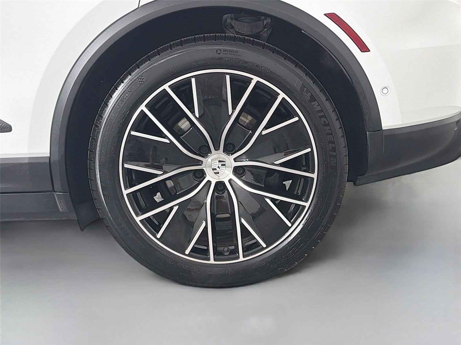 Certified 2025 Porsche Macan Electric RWD image 12