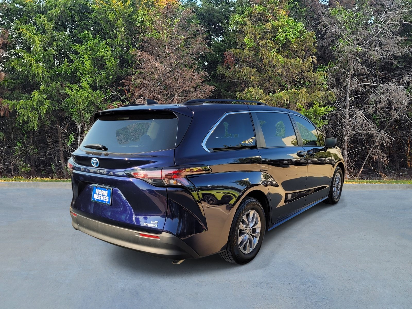 Used 2023 Toyota Sienna LE w/ LE Plus Package FWD image 17