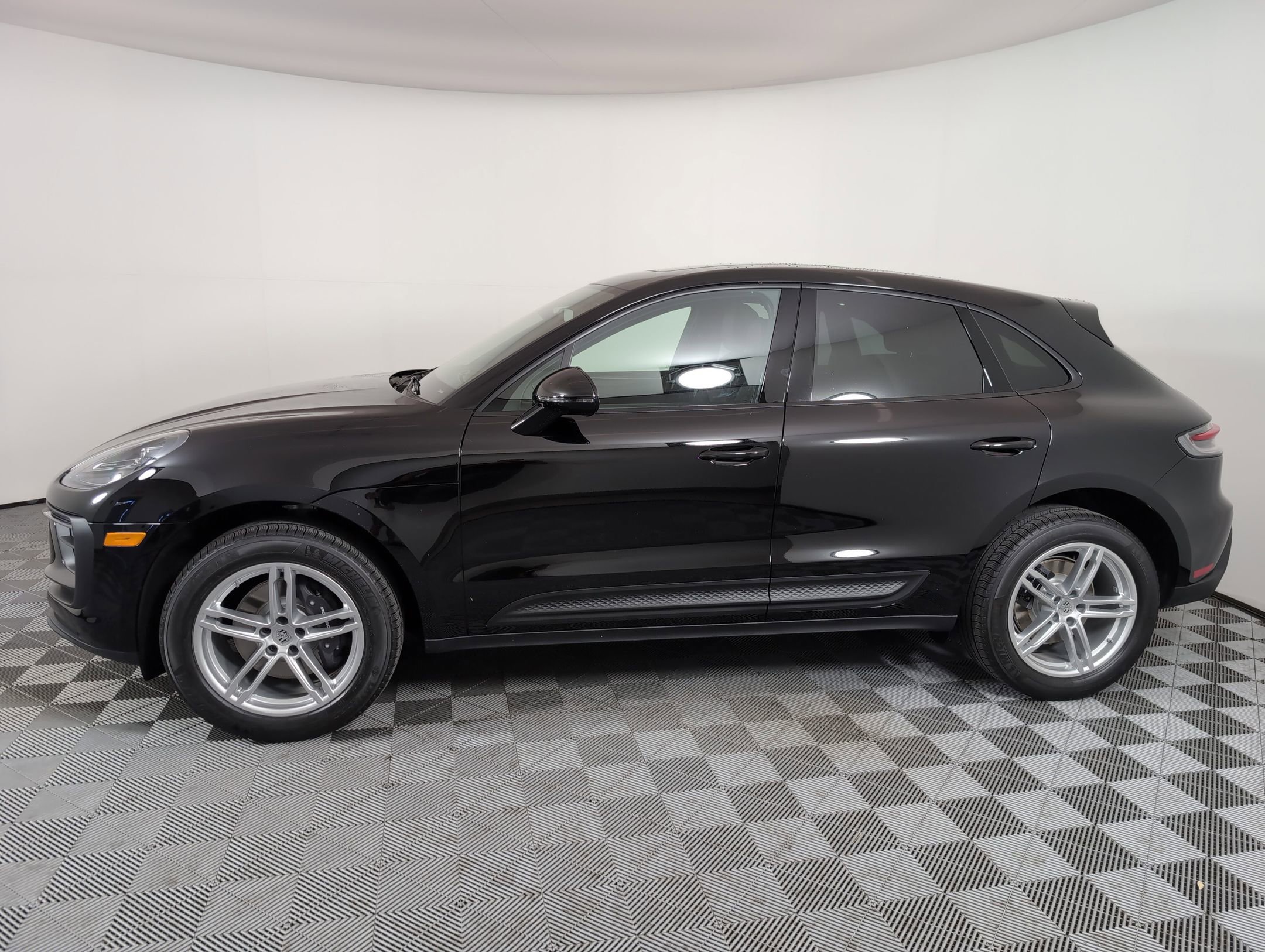 Certified 2025 Porsche Macan AWD/4WD image 2