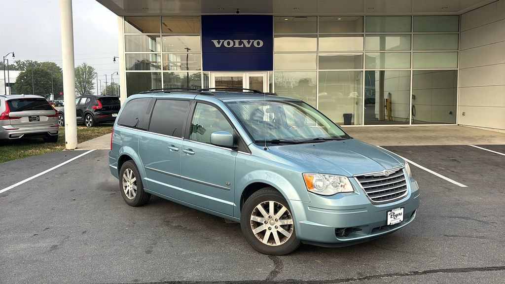 Used 2009 Chrysler Town & Country Touring FWD image 2