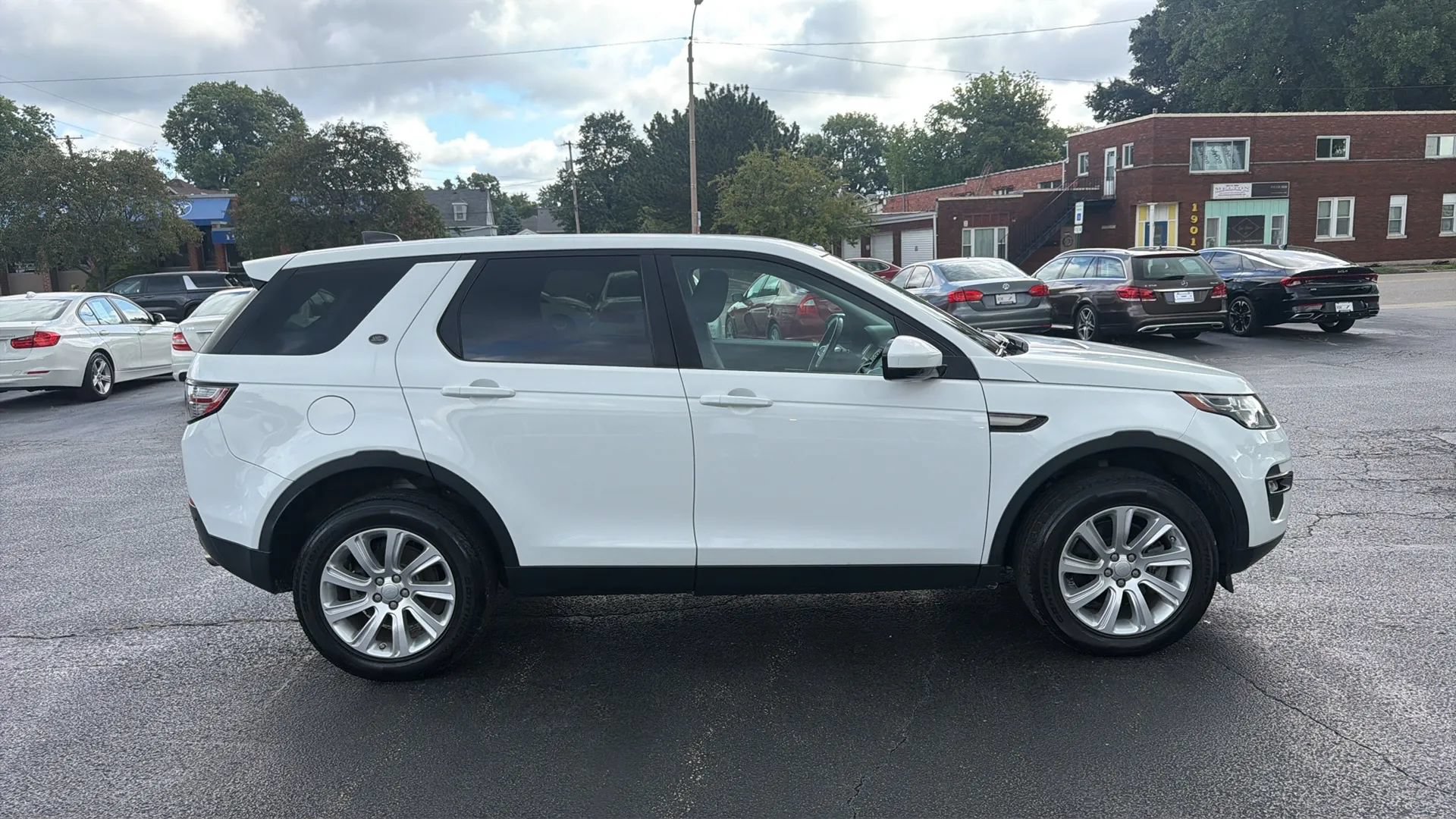 Used 2017 Land Rover Discovery Sport SE AWD/4WD image 4