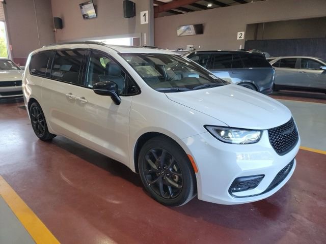 Used 2025 Chrysler Pacifica Limited image 3