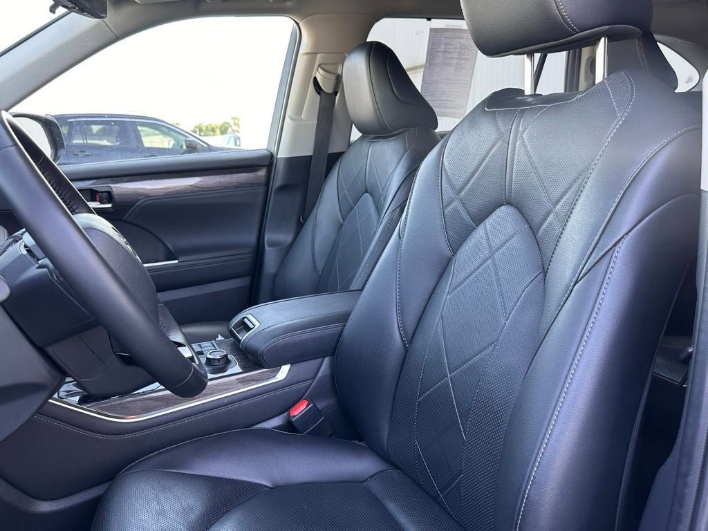 Used 2024 Toyota Highlander Platinum AWD/4WD image 10