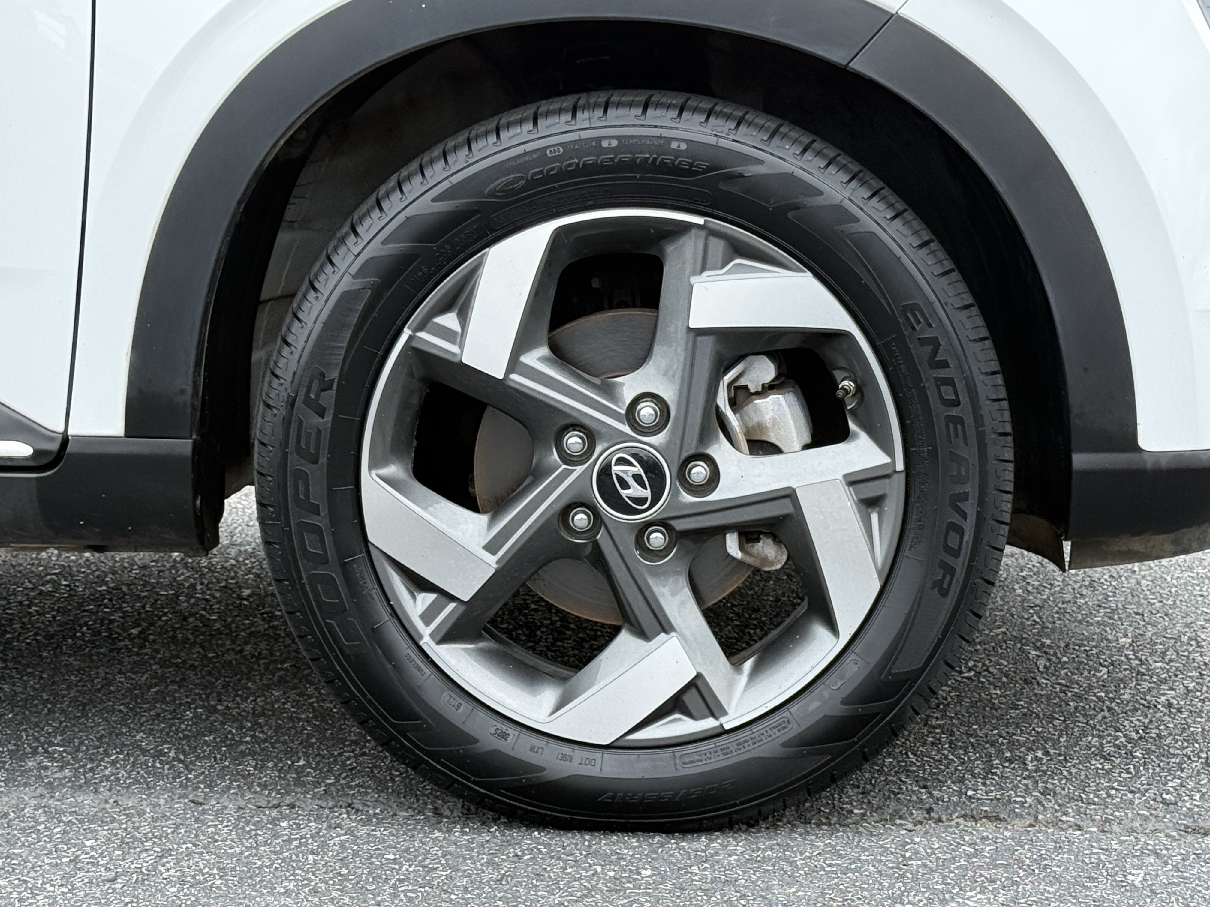 Used 2024 Hyundai Venue Limited FWD image 13