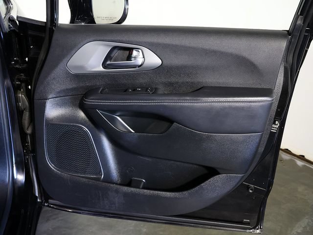 Used 2025 Chrysler Pacifica Select FWD image 31