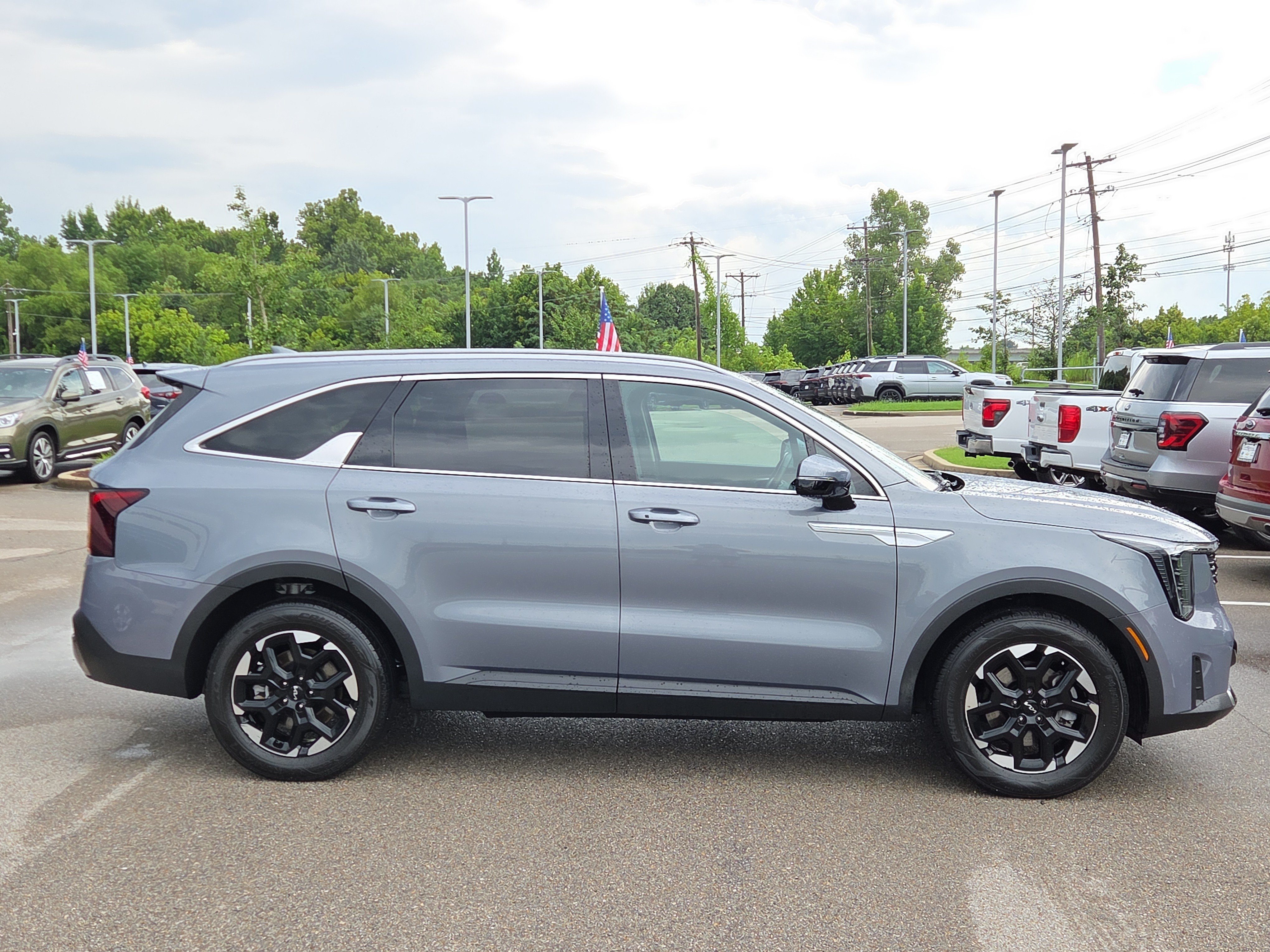 Used 2024 Kia Sorento S w/ Panoramic Sunroof Package FWD image 2
