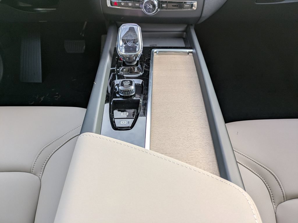 New 2026 Volvo XC60 B5 Plus w/ Protection Package Premier AWD/4WD image 18