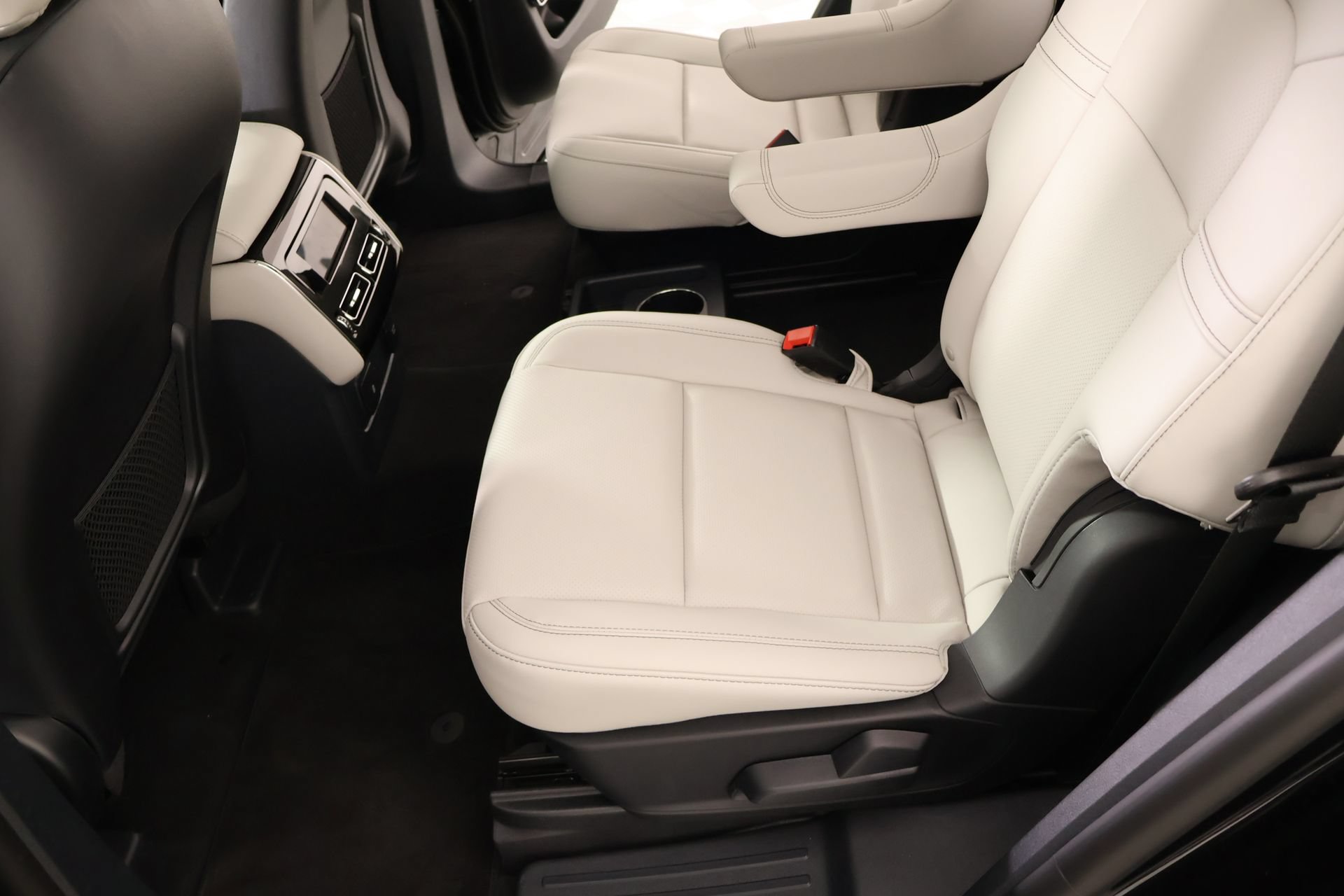 New 2026 Lincoln Aviator AWD w/ Jet Appearance Package image 13