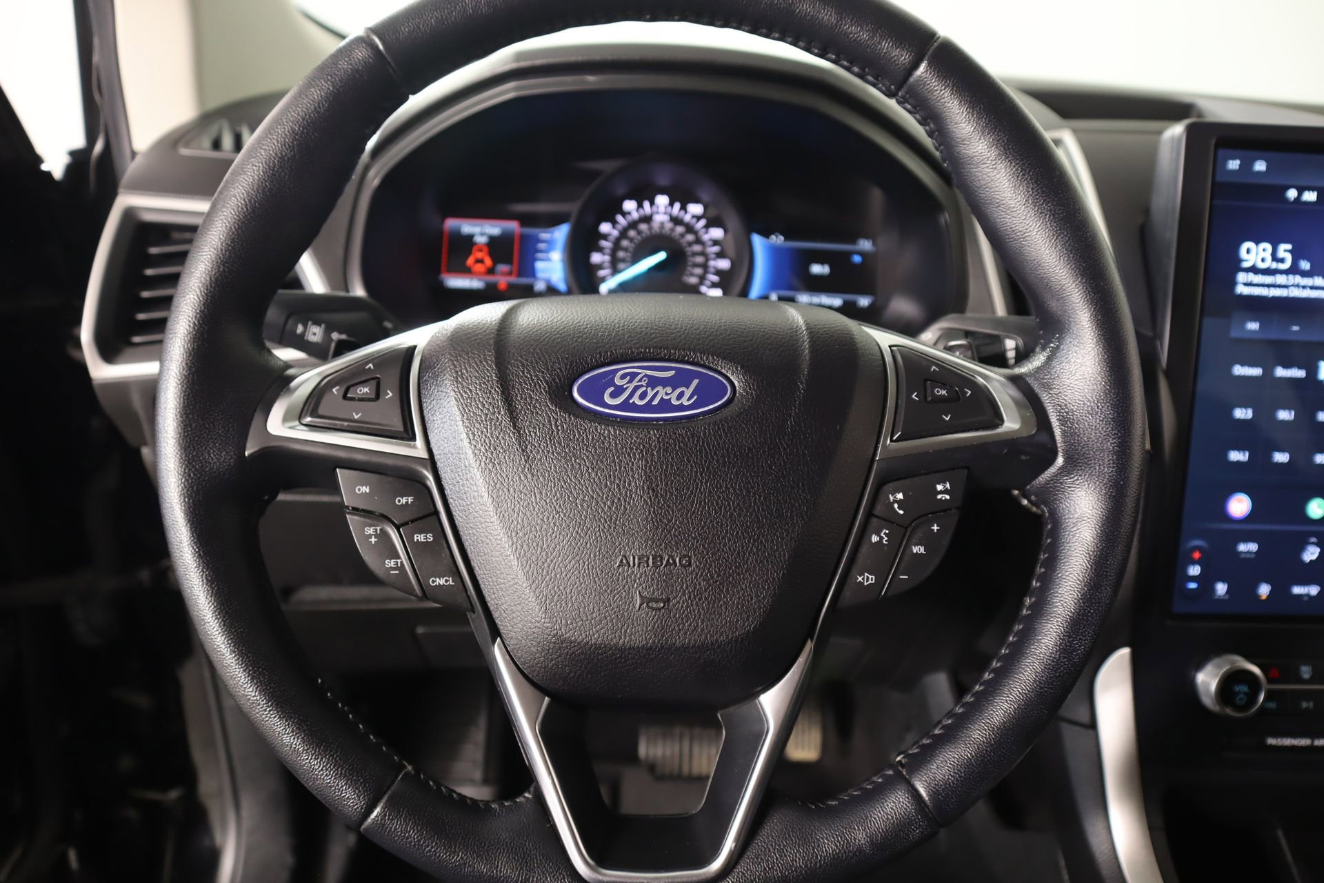 Used 2023 Ford Edge SEL w/ Convenience Package image 3