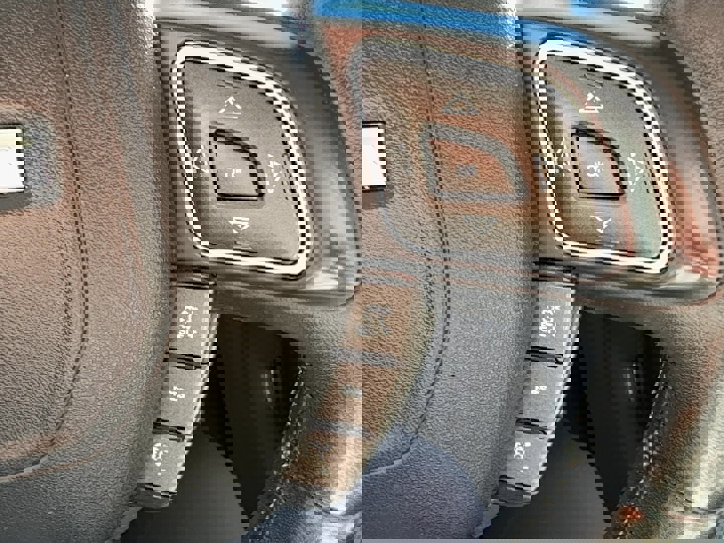 Used 2018 Land Rover Range Rover Evoque SE Premium image 29