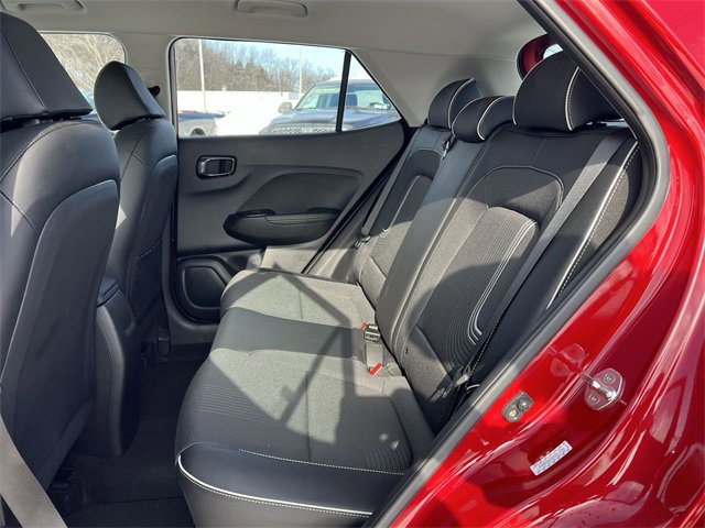 Used 2023 Hyundai Venue Limited image 17