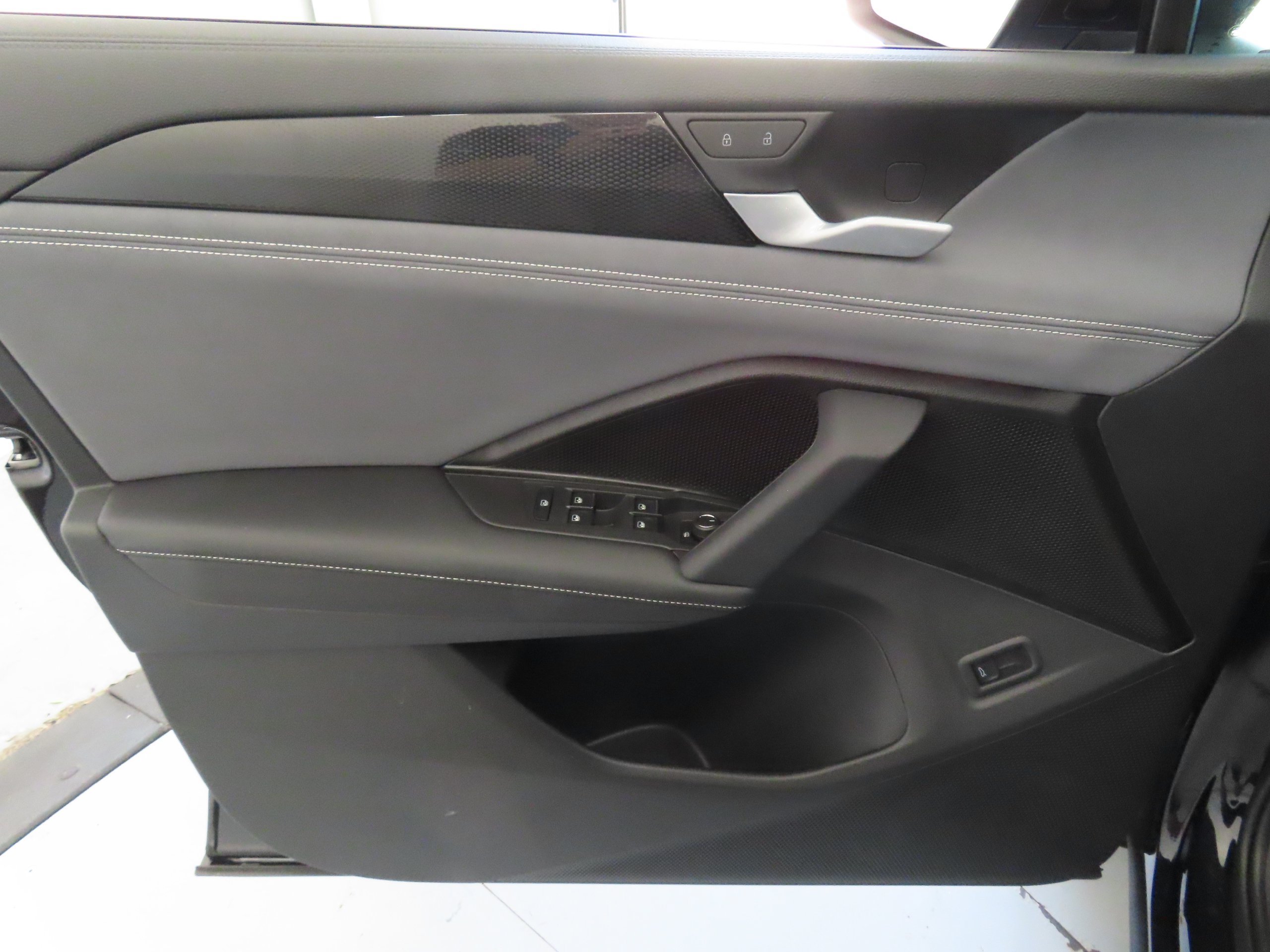New 2026 Volkswagen Tiguan SE FWD image 10