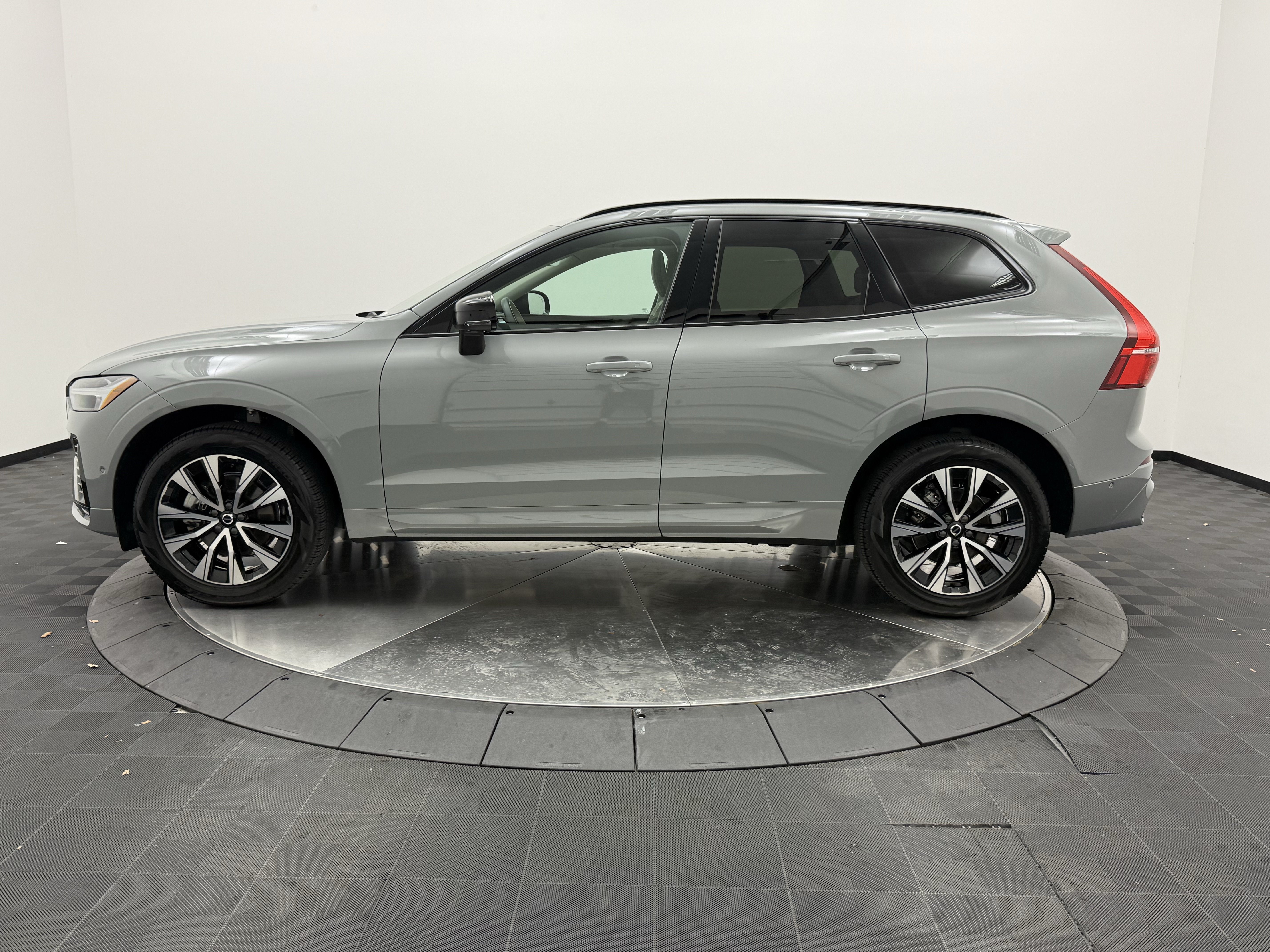 Certified 2024 Volvo XC60 B5 Plus w/ Protection Package AWD/4WD image 4