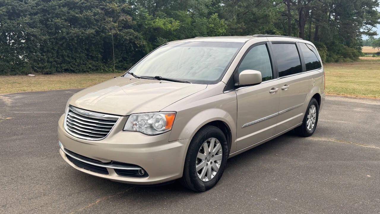 Used 2014 Chrysler Town & Country Touring FWD image 4