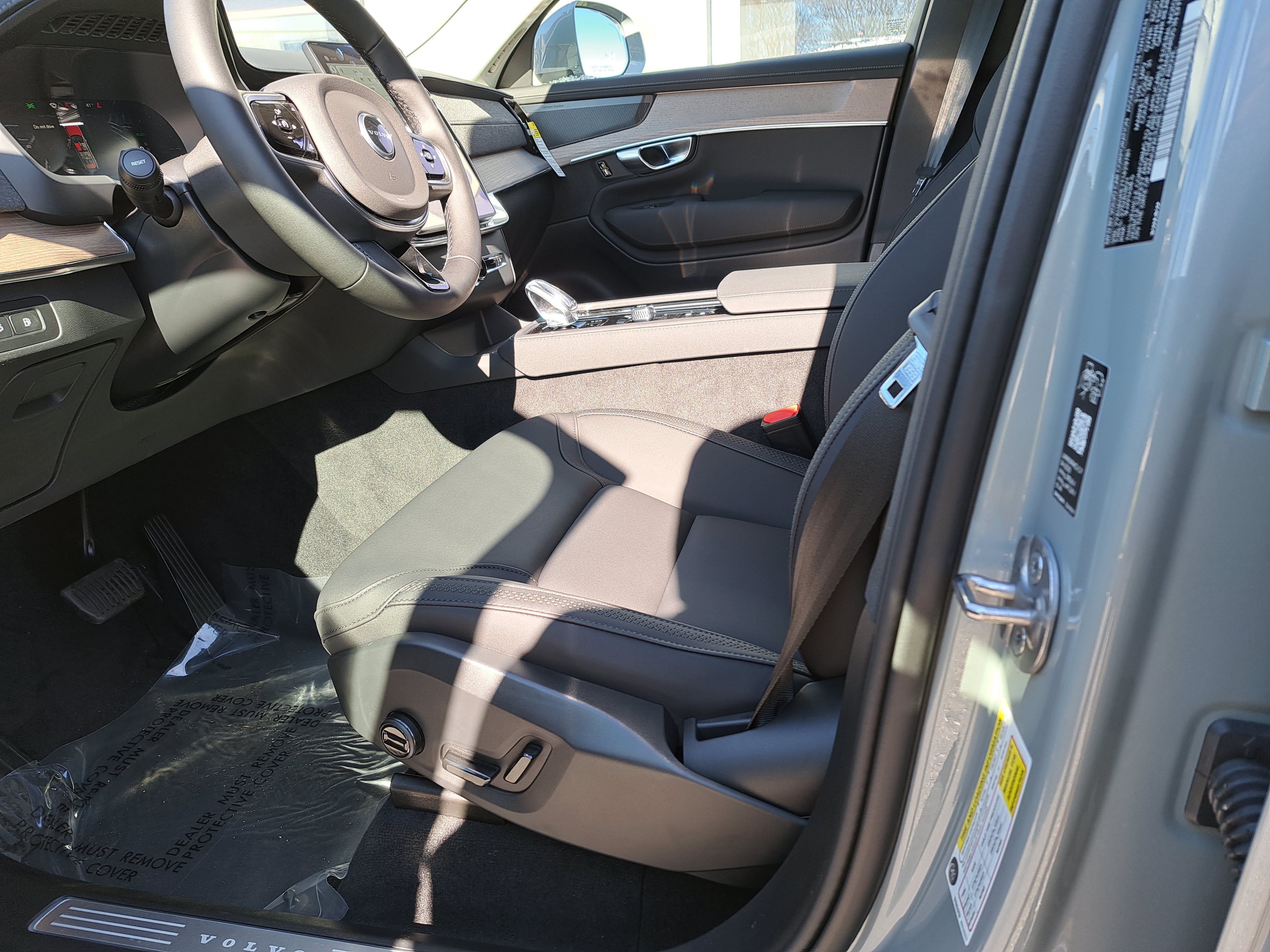 New 2026 Volvo XC90 T8 Plus w/ Protection Package Premier AWD/4WD image 6