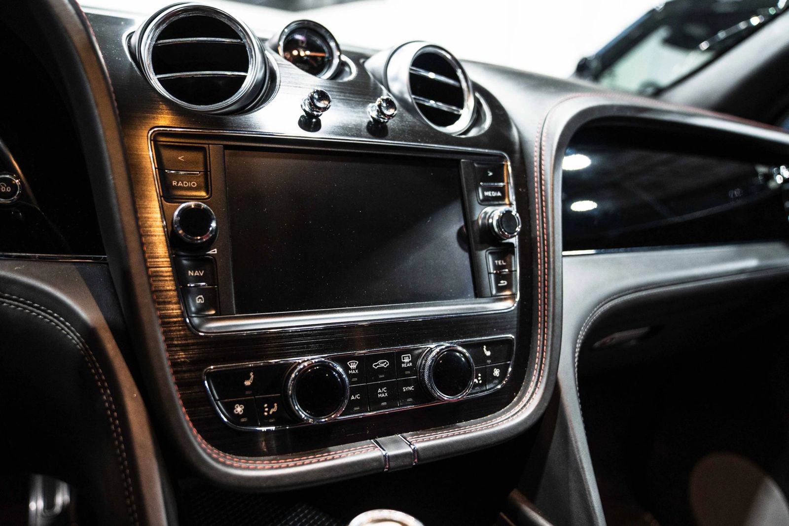 Used 2019 Bentley Bentayga AWD/4WD image 32