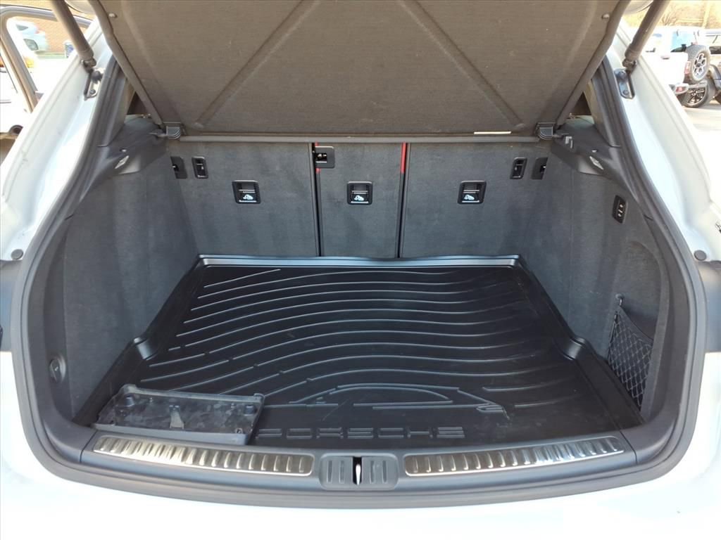 Used 2023 Porsche Macan Turbo image 14