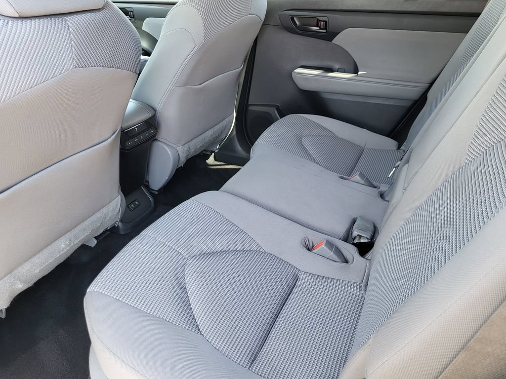 Used 2021 Toyota Highlander LE AWD/4WD image 19
