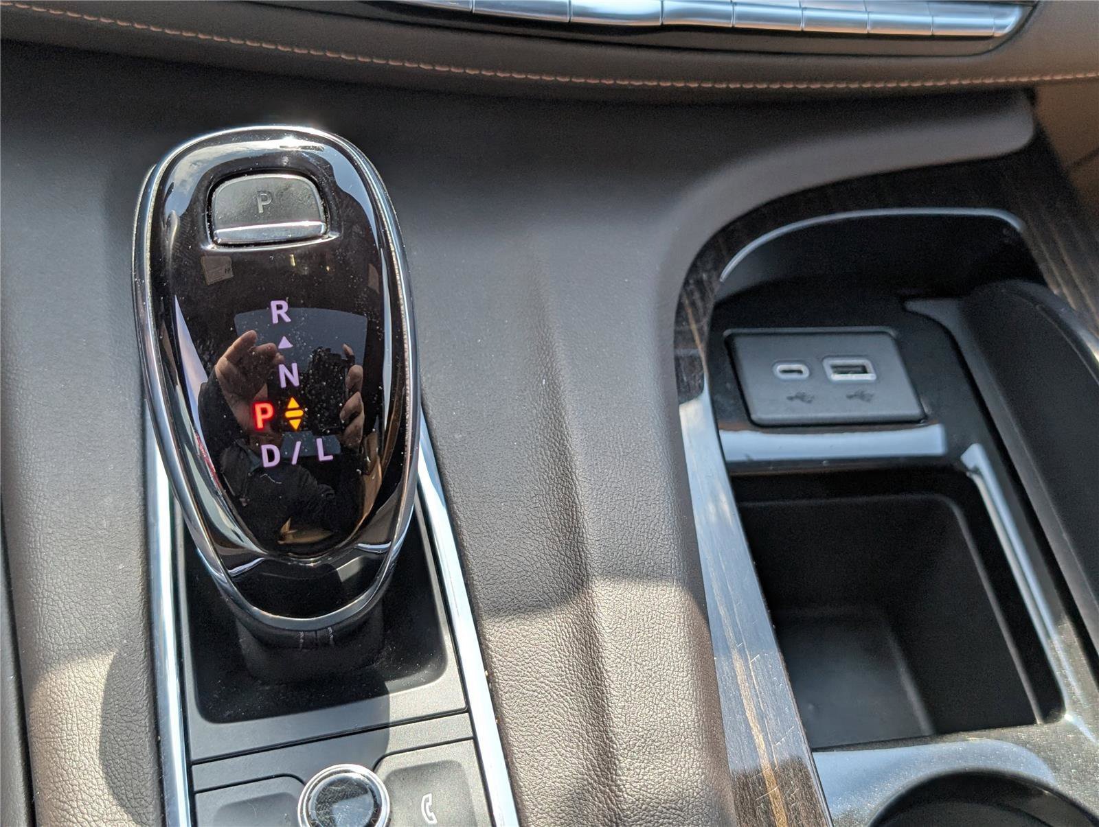 Used 2022 Cadillac Escalade Premium Luxury AWD/4WD image 33