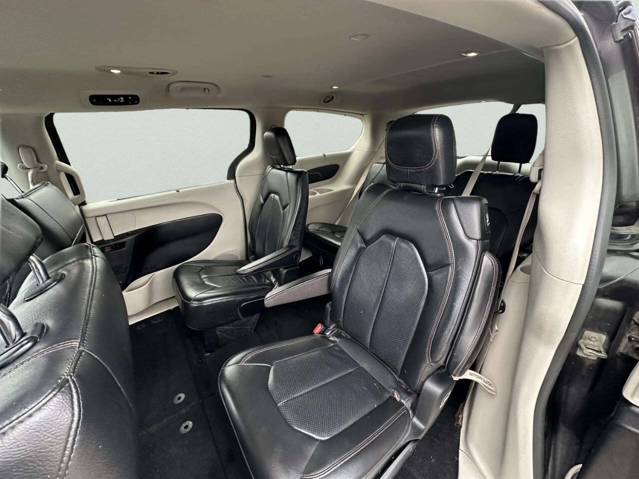 Used 2019 Chrysler Pacifica Touring-L FWD image 15