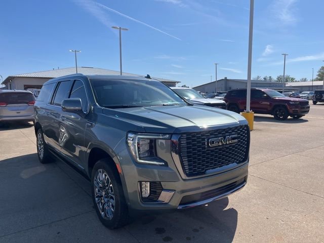 Used 2024 GMC Yukon XL Denali Ultimate AWD/4WD image 3