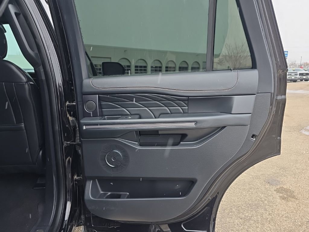 Used 2024 Ford Expedition Platinum image 39