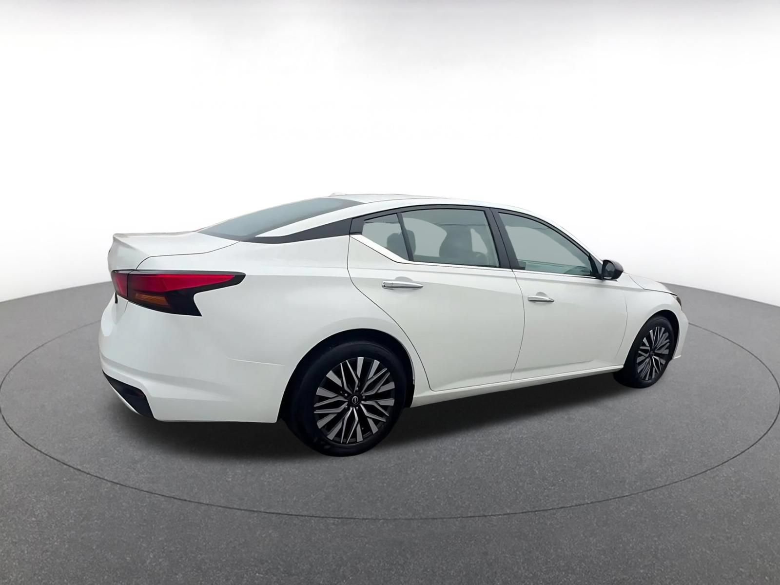 Used 2025 Nissan Altima 2.5 SV FWD image 15