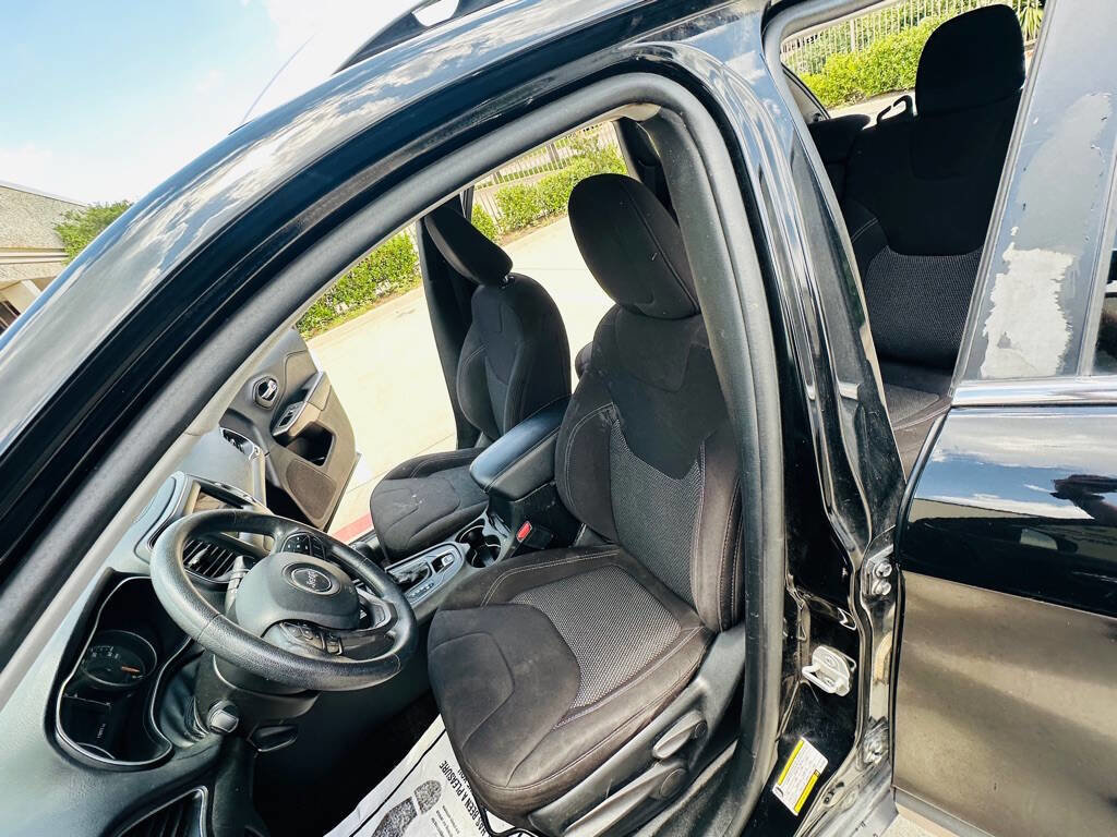 Used 2019 Jeep Cherokee Latitude w/ Popular Appearance Group FWD image 14