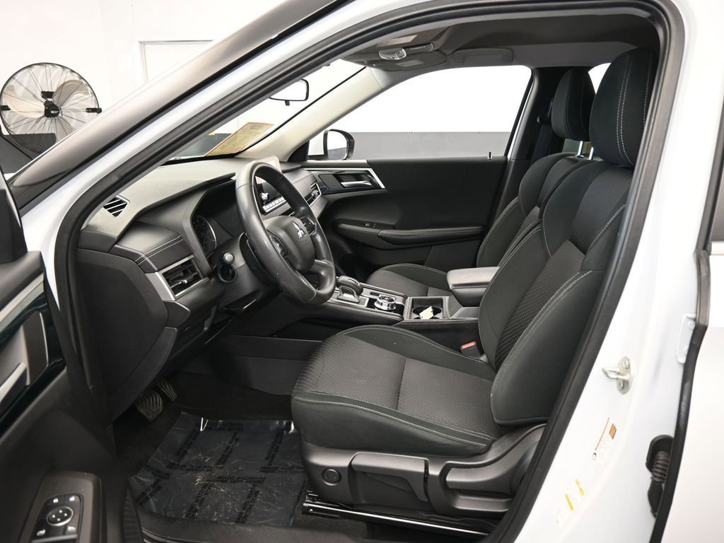 Used 2022 Mitsubishi Outlander ES image 11