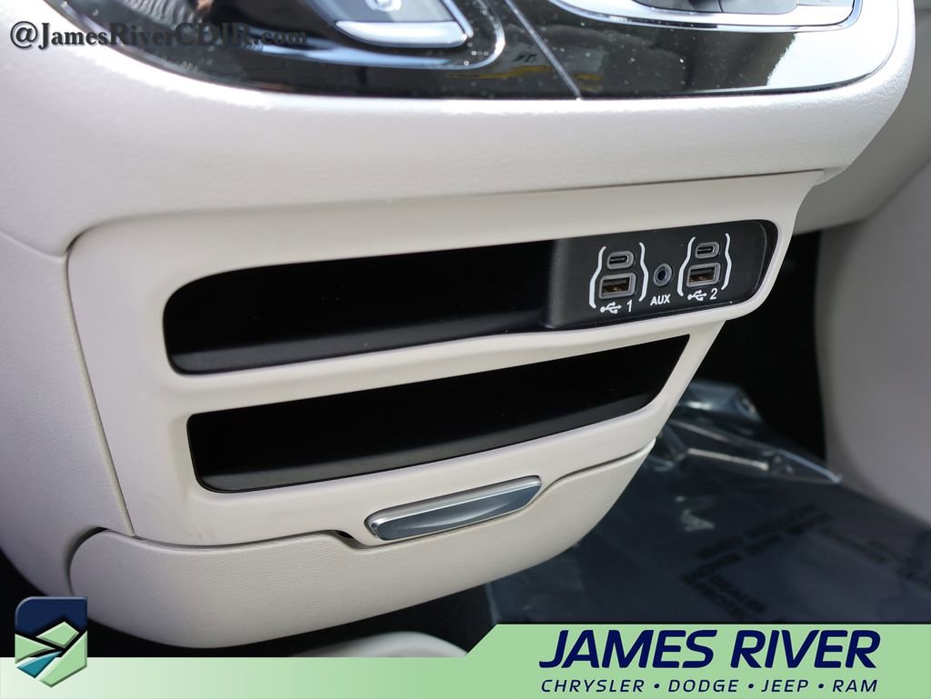 Used 2024 Chrysler Pacifica Touring-L image 37