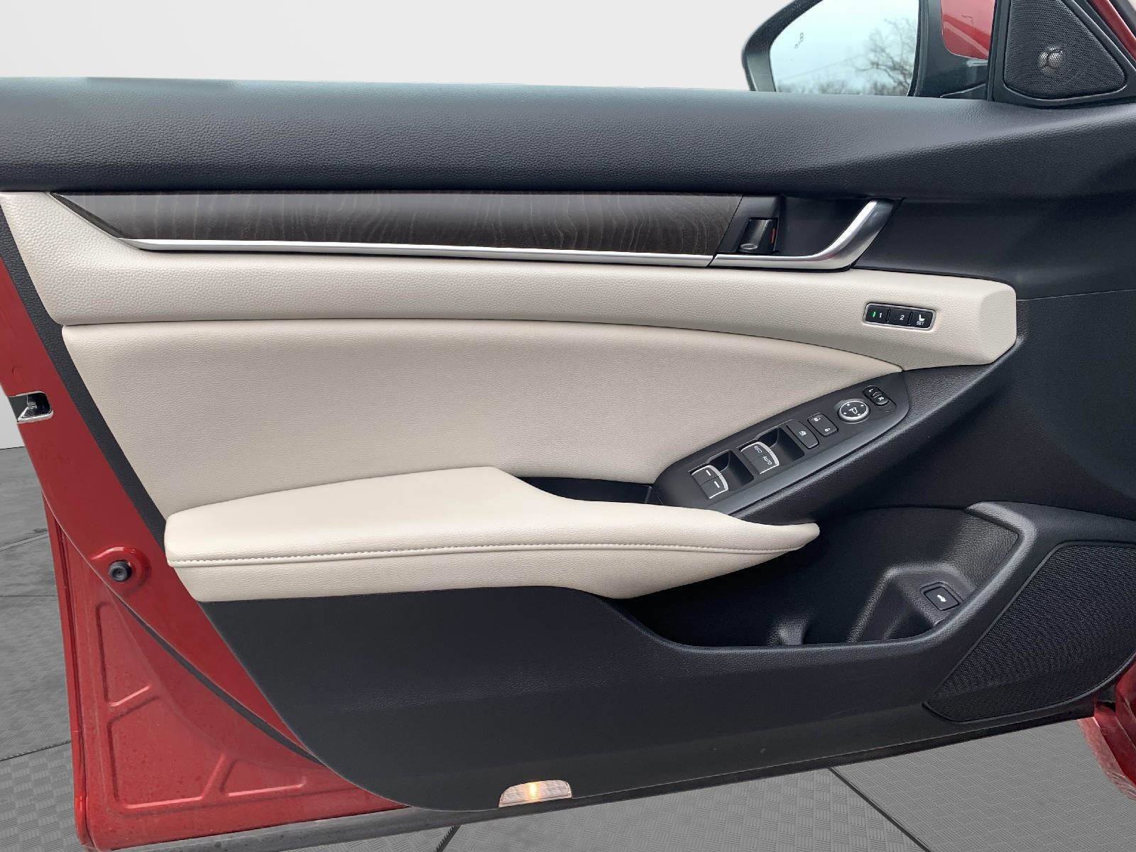 Used 2020 Honda Accord Touring image 11