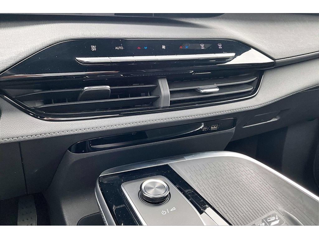 Used 2025 Buick Enclave Preferred AWD/4WD image 15
