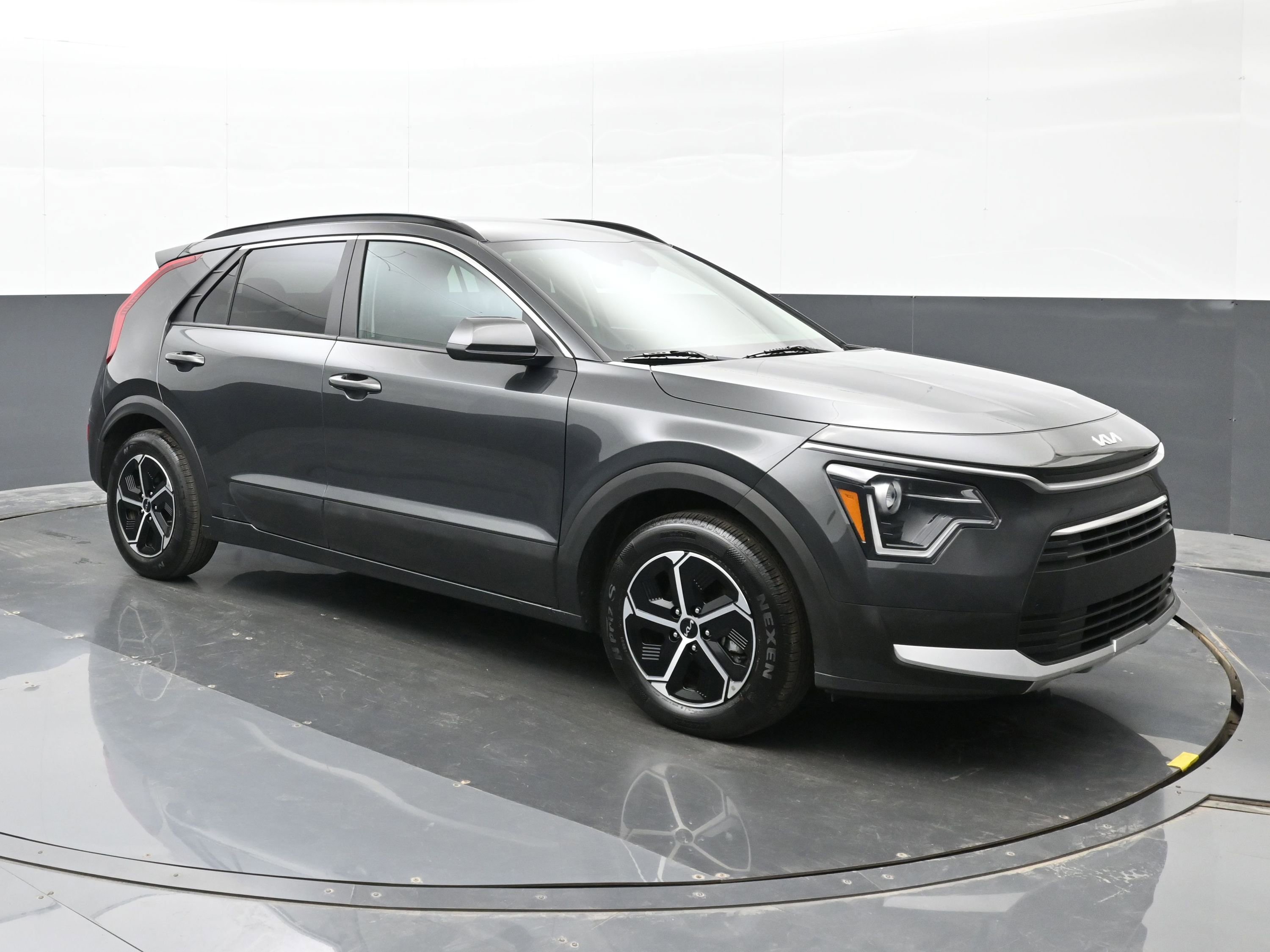Used 2024 Kia Niro LX image 6