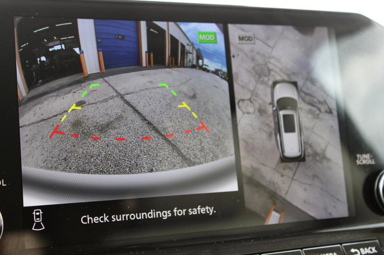 Used 2025 Nissan Pathfinder SL AWD/4WD image 32