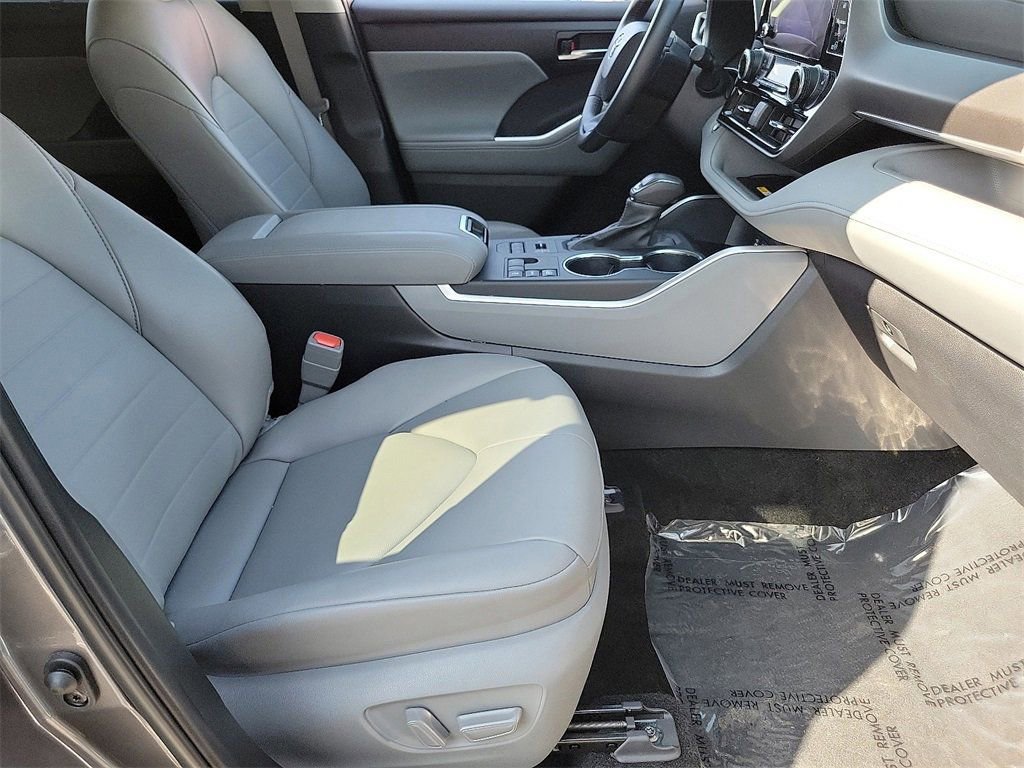 Used 2024 Toyota Highlander XLE image 23