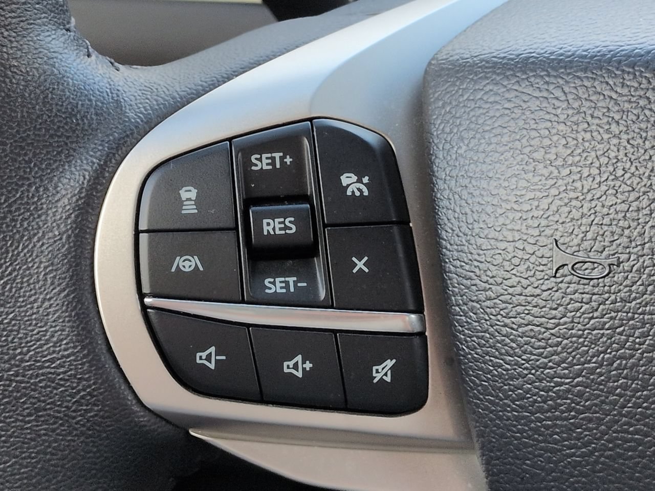 Used 2024 Ford Explorer XLT w/ Equipment Group 202A RWD image 23