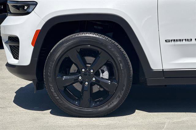 Used 2023 Jeep Grand Cherokee Altitude AWD/4WD image 30