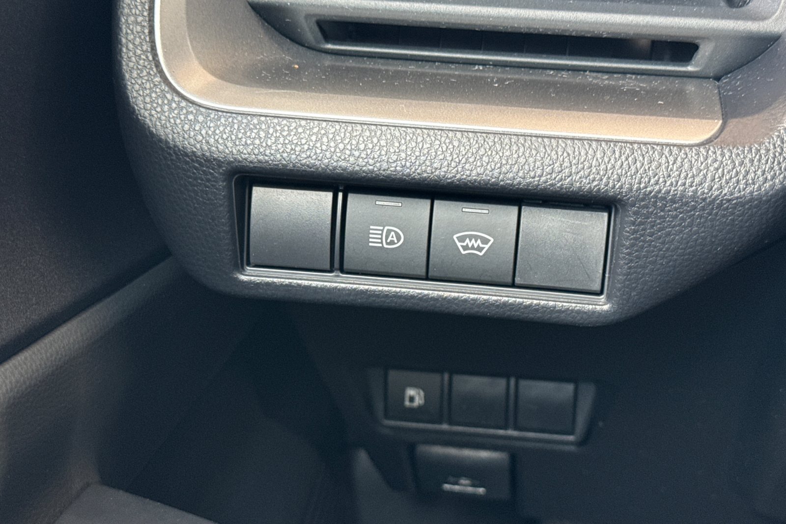 Used 2024 Toyota Prius LE FWD image 32